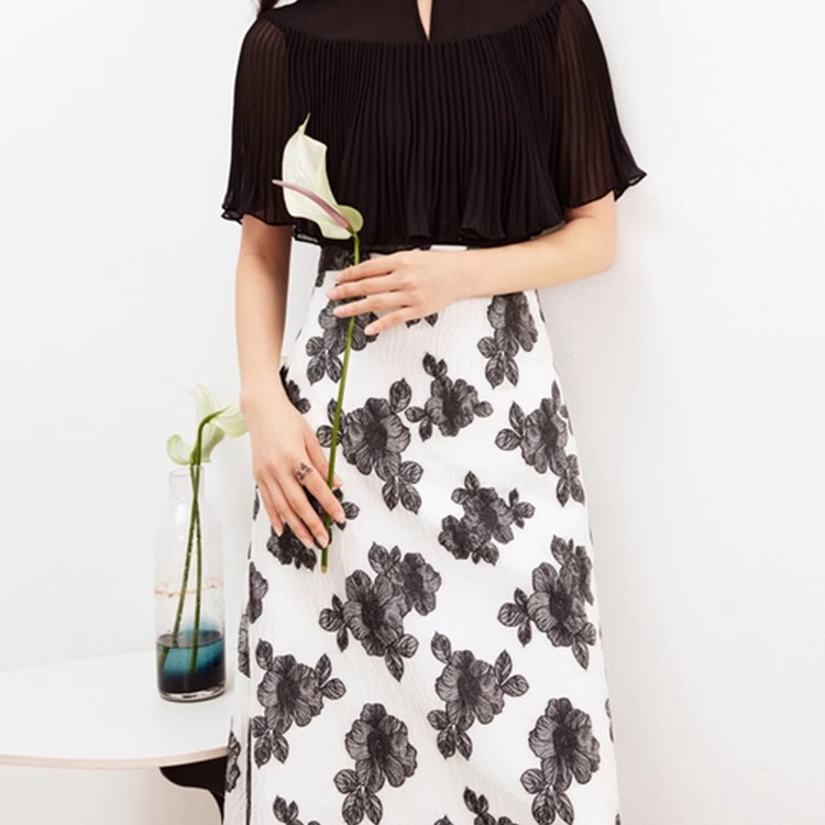 珂莱帝同款夏季新款法式气质设计感透气拼接假两件披肩袖连衣裙女